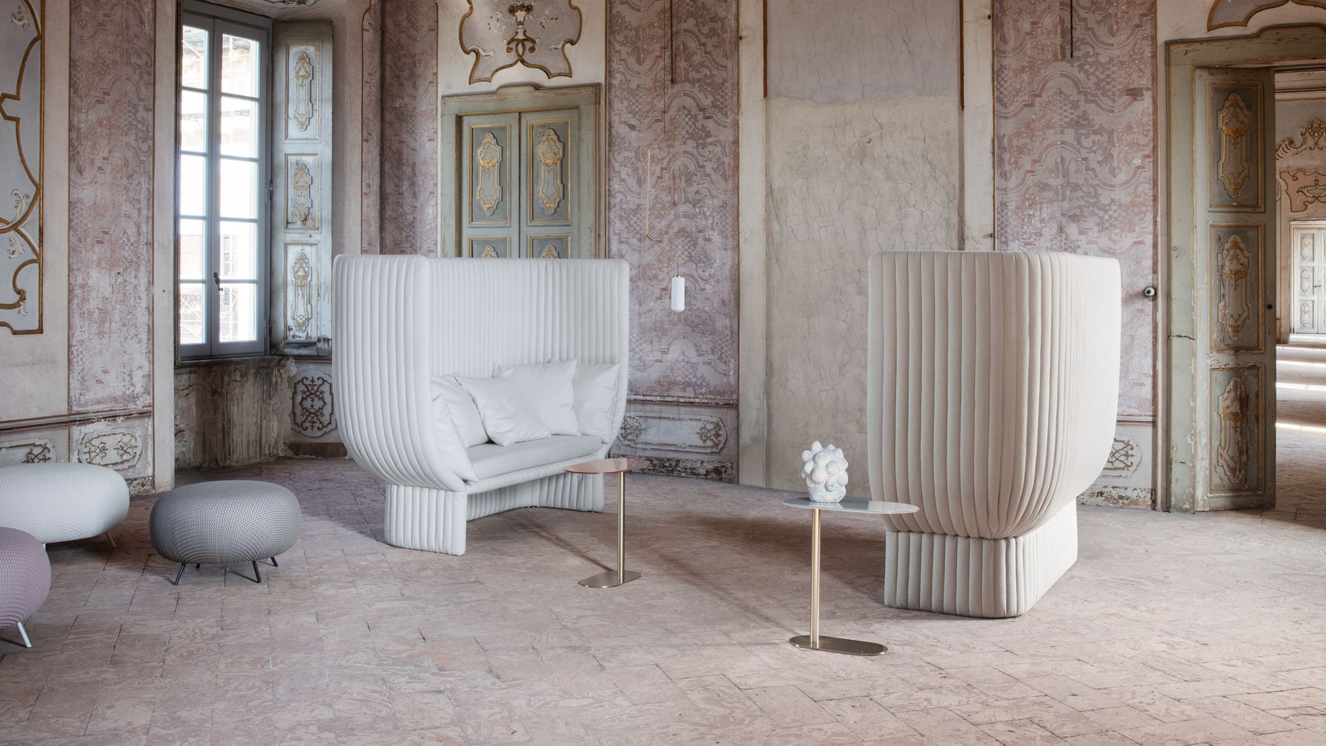 Acoustic office sofa Ghisolfa creating an informal meeting area within a contemporary open-plan workspace.