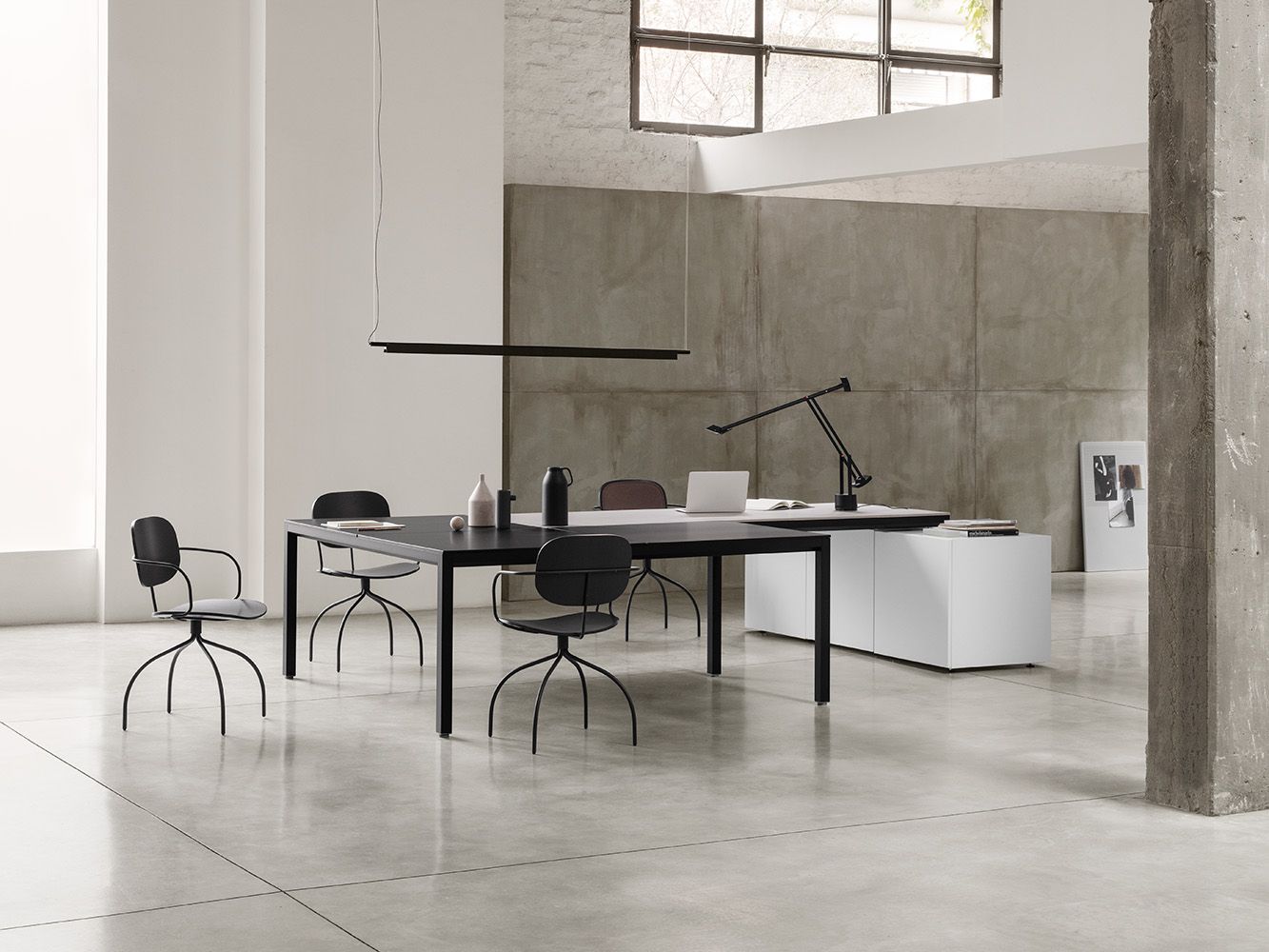 SC06: a refined executive desk that highlights the elegance and timeless character of contemporary leadership environments.