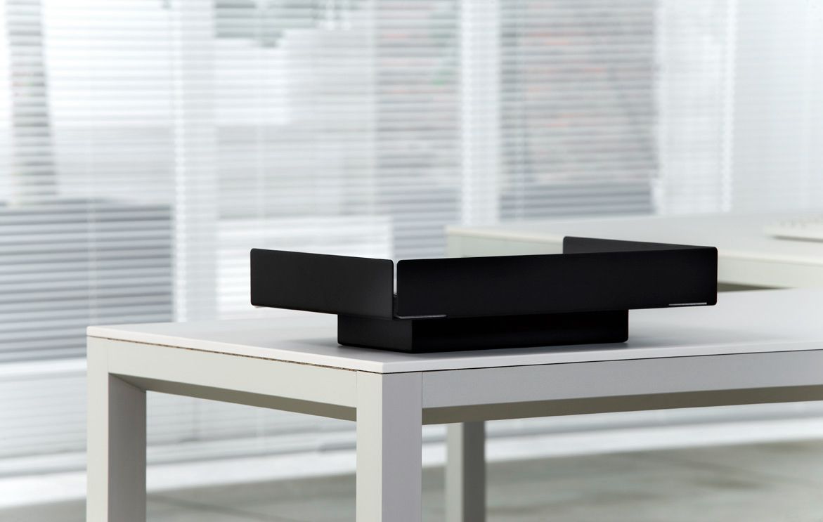 lose-up view of the SC06 executive desk’s aluminum structure, showcasing its engineered precision, lightness, and architectural aesthetic.