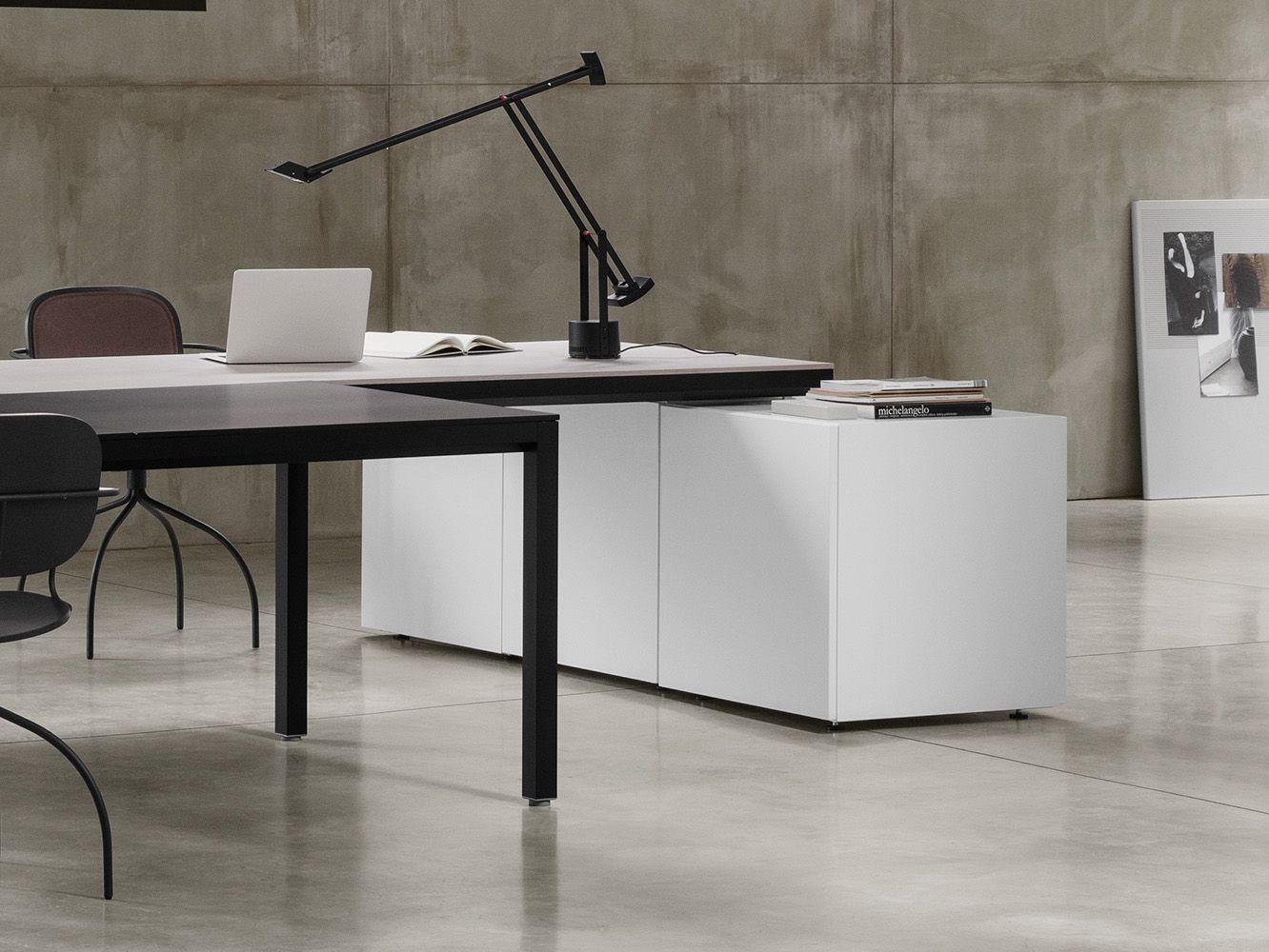 Detail of the SC06 executive desk combined with support cabinets, illustrating its ability to integrate storage and expand functional workspace.