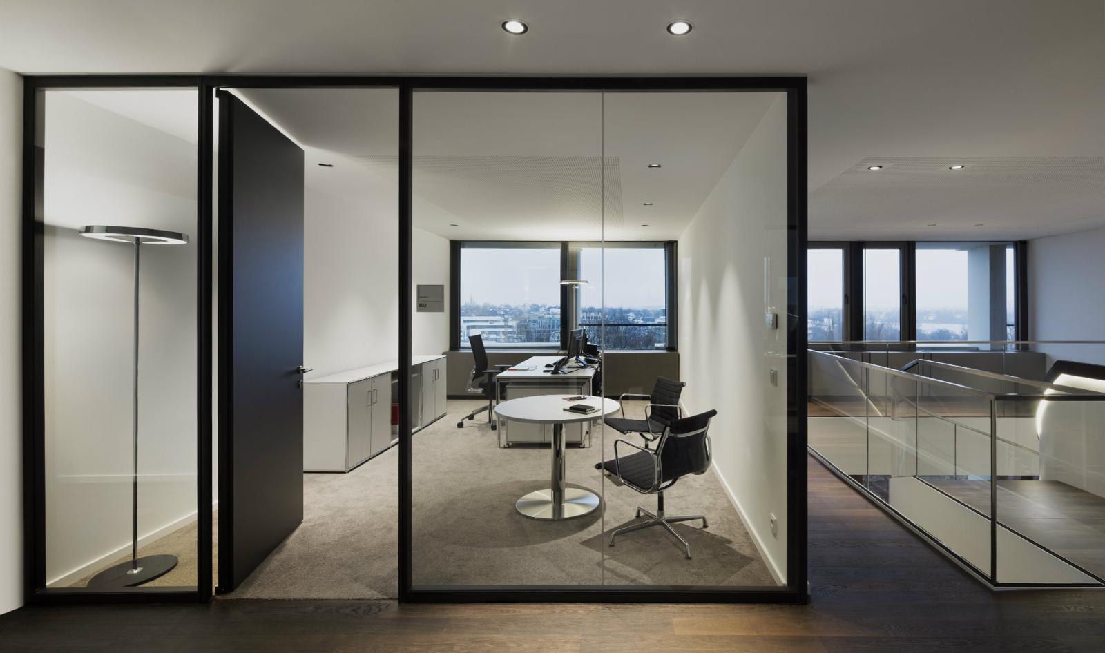 Bright office interior featuring full-height demountable partitioning designed to create flexible and reconfigurable workspaces.